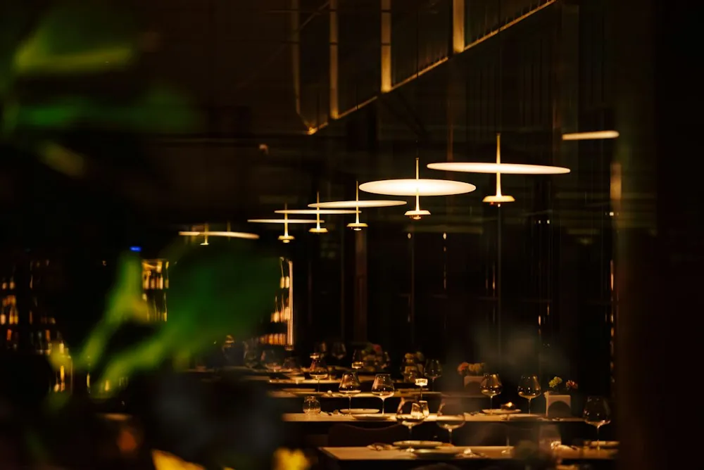 Ciemna sala restauracji z lampami nad stołami